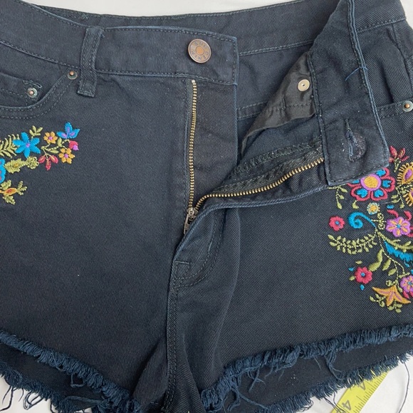 BDG High Rise Dree Cheeky Floral Embroidered Shorts Size 28w - Picture 8 of 14